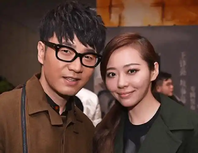 原创张靓颖公演忘词获新男友力挺男方被曝出是她与前夫的伴郎