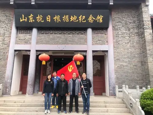 参观结束之后,全体党员在山东抗日根据地纪念馆大厅内,面对党旗