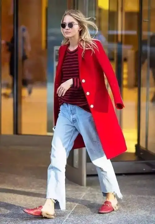 穿上红色长裙,万种风情在其中,还能衬托出你的好气色呢~加上红鞋红包