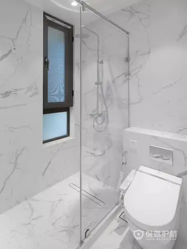 通过地砖切割留缝做排水孔,看上去没有地漏般的设计,地面可以保持最大