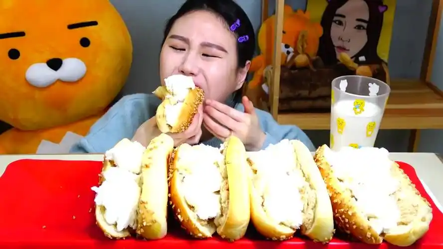 韩国大胃王卡妹,吃奶油面包,网友:那发夹蛮好看的_哔哩哔哩 (゜-゜)つ