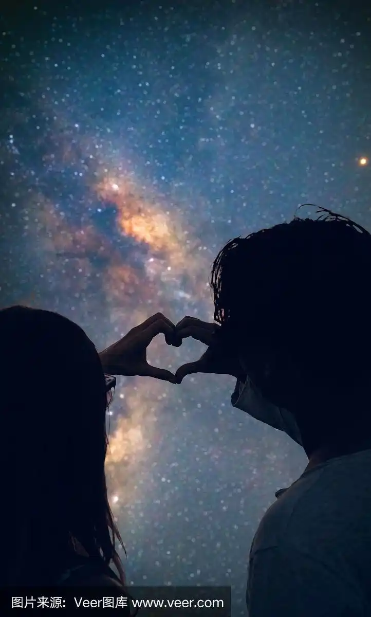 情侣们在星空下做心形.