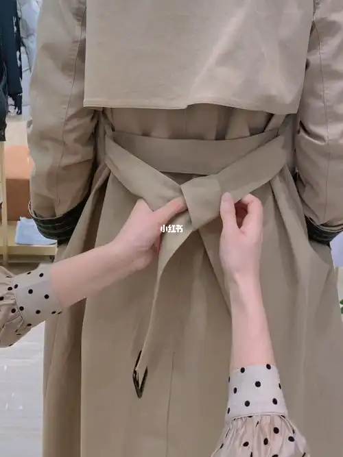 风衣短腰带的系法