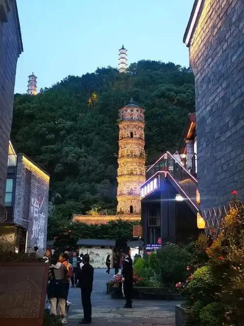 紫阳古街游记.走进临海,夜闲逛第一古街——紫阳老街,走走,看 - 抖音