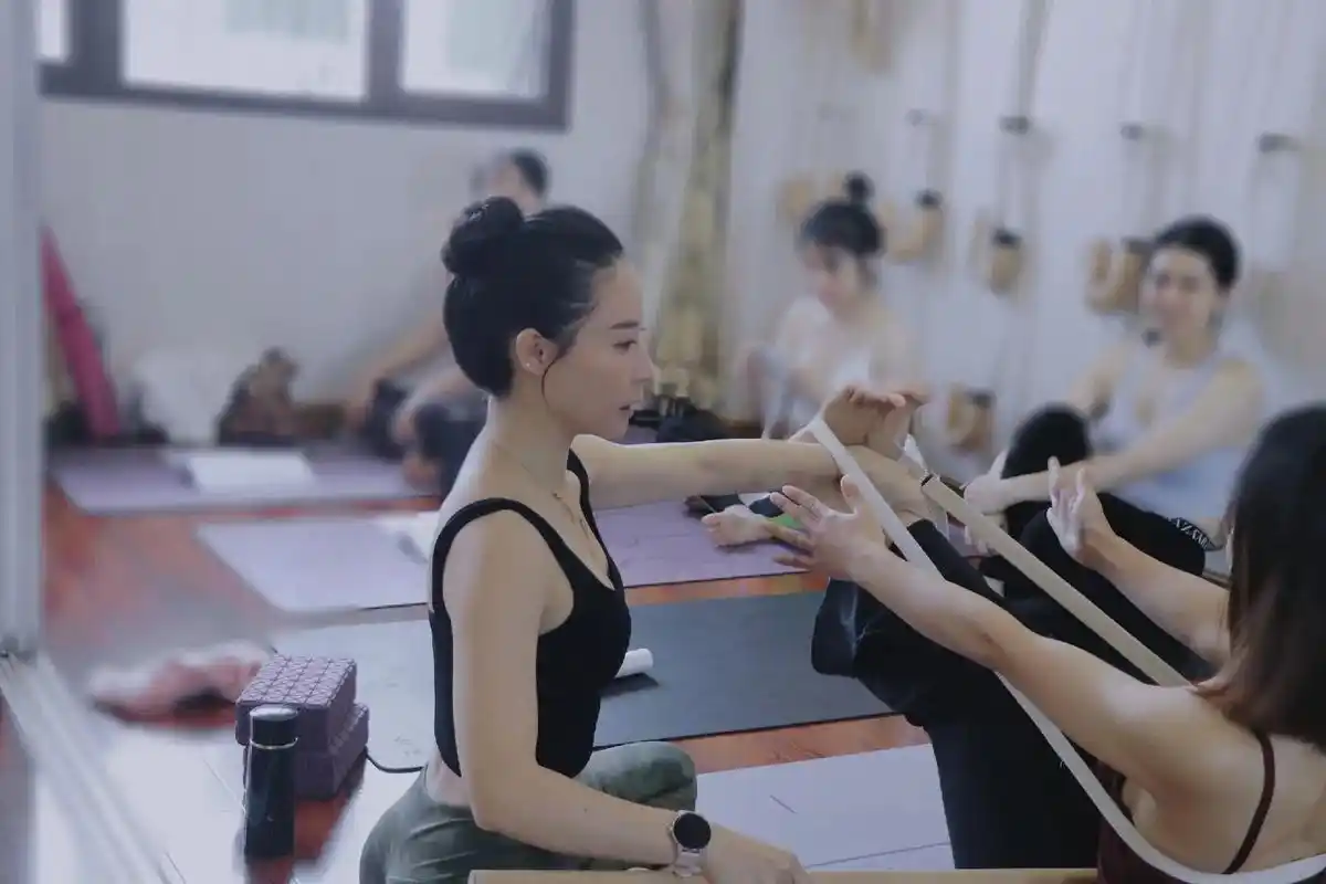 零基础瑜伽教练培训班进行中……你们带着期望而来 那我也必须 - 抖