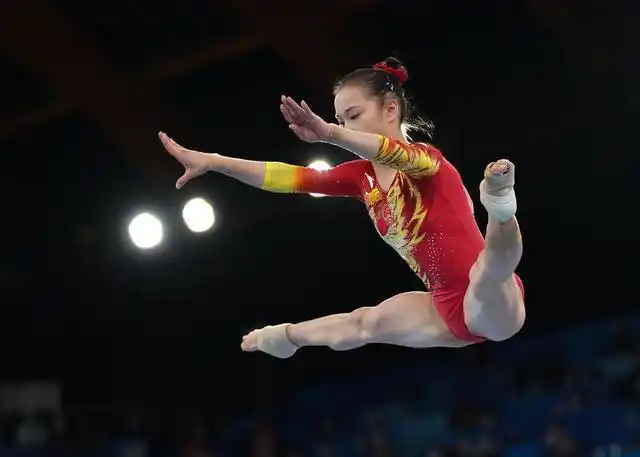 7月27日,中国选手章瑾在平衡木项目比赛中. 新华社 程敏 摄