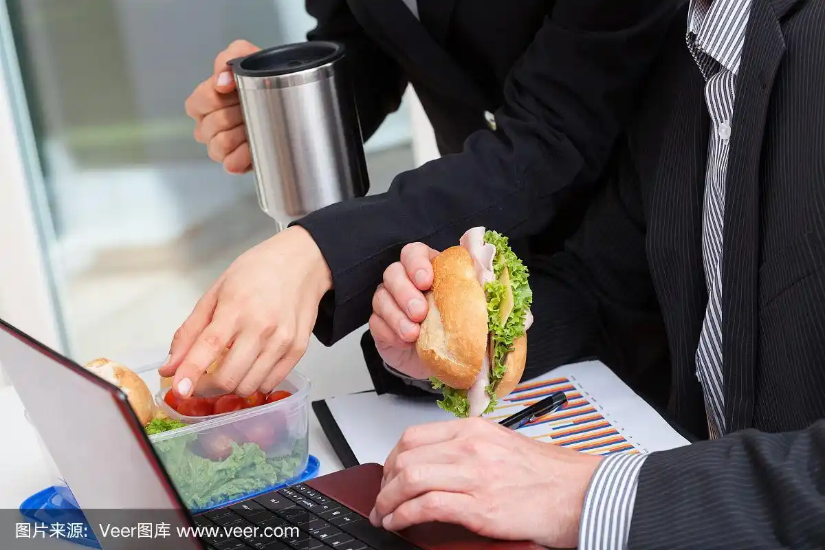 在办公桌前吃饭
