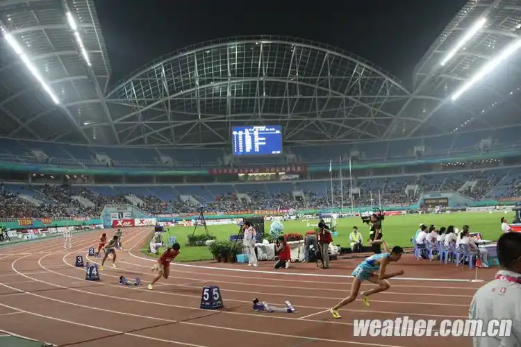 全运会田径赛场上演13金争夺战 张培萌百米夺冠