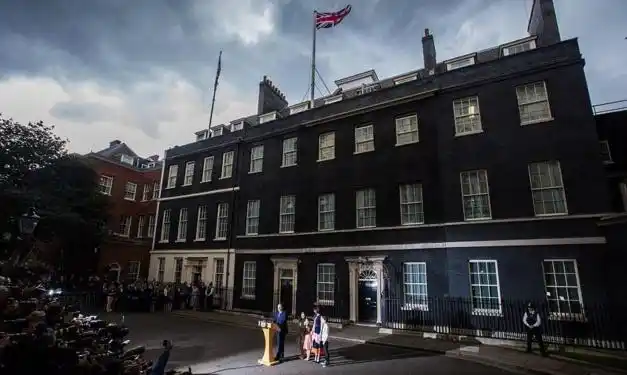 这件唐宁街十号首相府包含了卡梅伦一家多少珍贵的记忆,以后这个地方