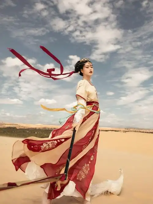 极具异域风情女生穿汉服在沙漠拍照妩媚又妖娆很迷人