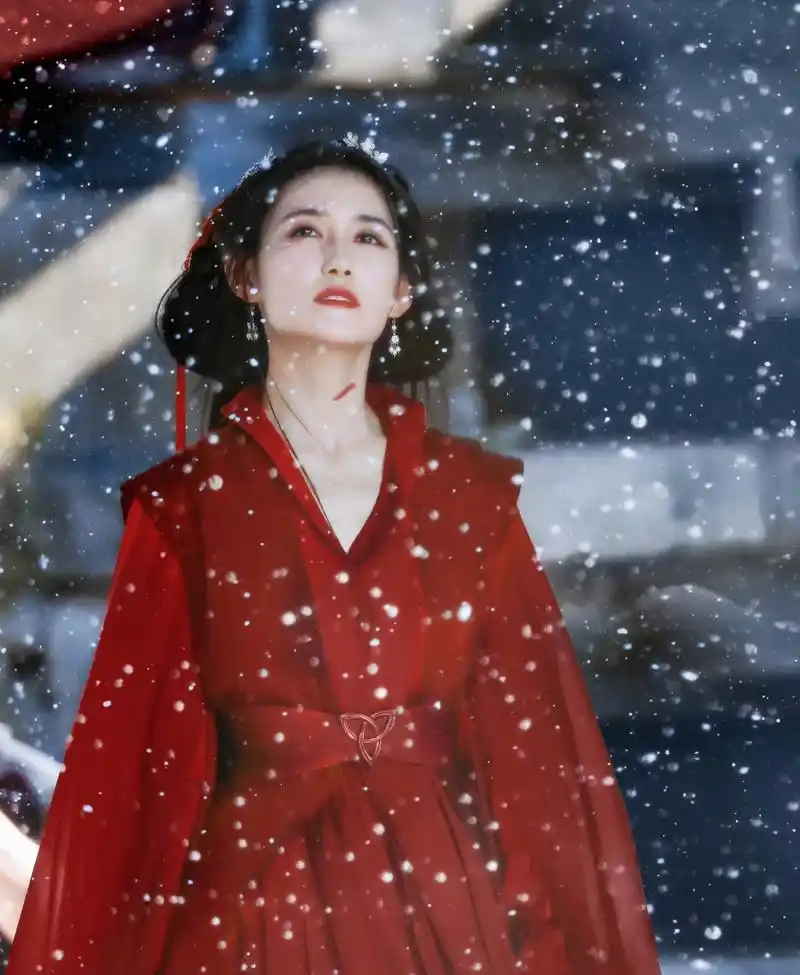 蒋依依在综艺《一拍即合的我们》里面的红衣古装扮相太美了,她好适合