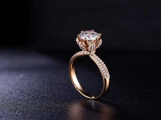 所以其他的戒指就没有放上来了;1,主石是莫桑石,它的彩跟钻石不一样