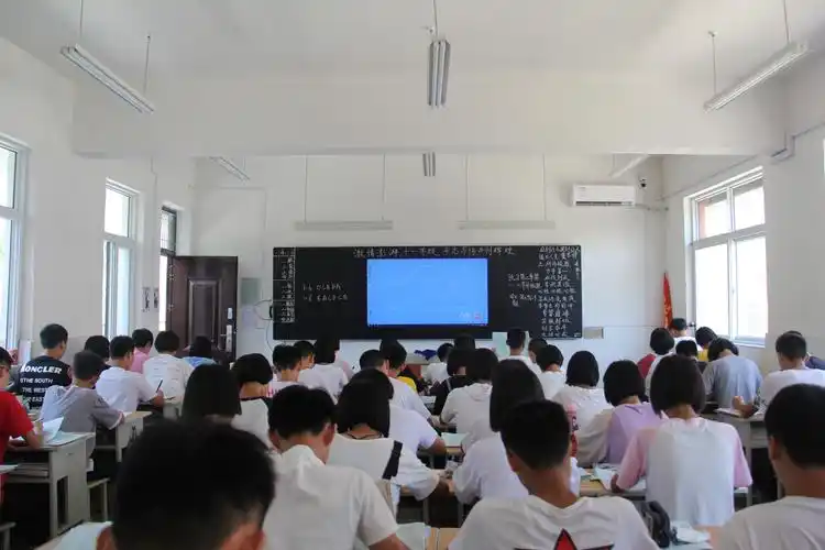 自习课堂上,勤奋自律的学生们.