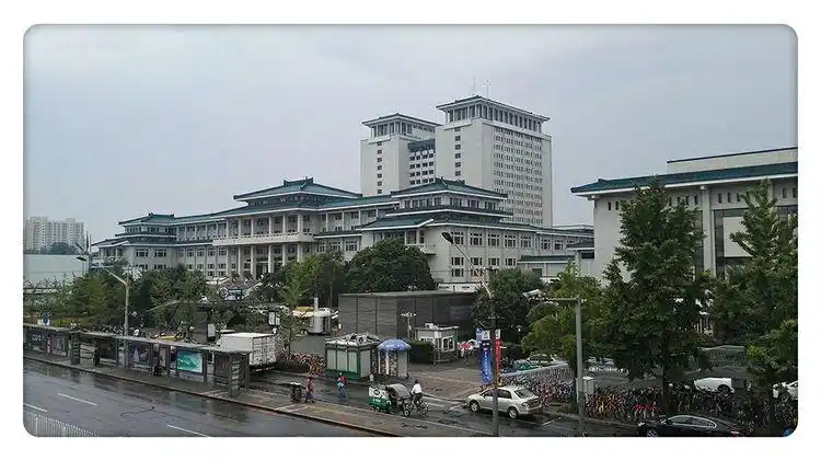 (中国国家图书馆外景)