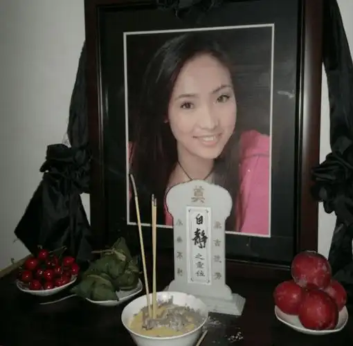 在刺了白静三刀后,周成海举起刀自杀了.