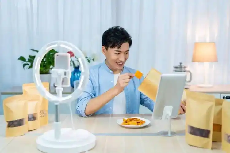 直播带货充斥虚假宣传 老年朋友要擦亮眼睛