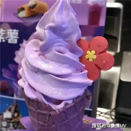 高颜值的冰淇淋唯美图片_超好看的甜筒冰激凌图片