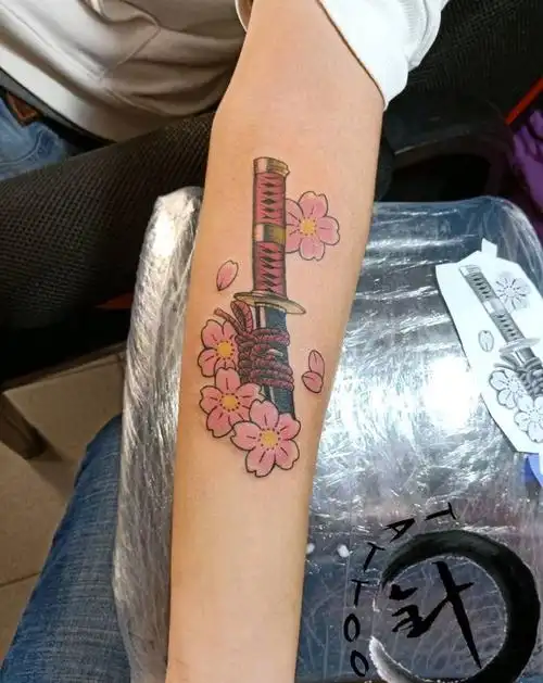 武士刀纹身图片手臂老传统新传统武士刀樱花纹身图案