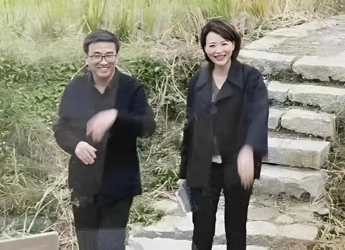 董卿和她的丈夫被拍到在村尾的一块田地里散步,夫妻俩有说有笑,感觉