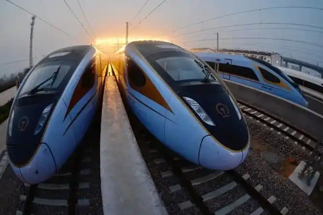 青盐高铁,南接杭深铁路,与沪宁城际,南沿江城际,沪昆等多条高铁互联