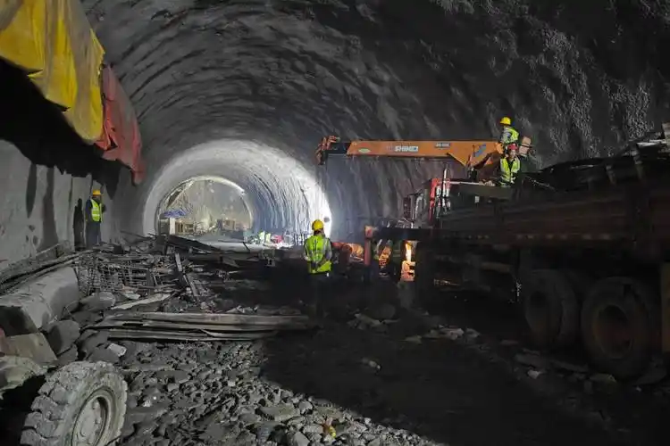 捷报!年底贯通目标在望——天山胜利隧道进口端双双突破八公里