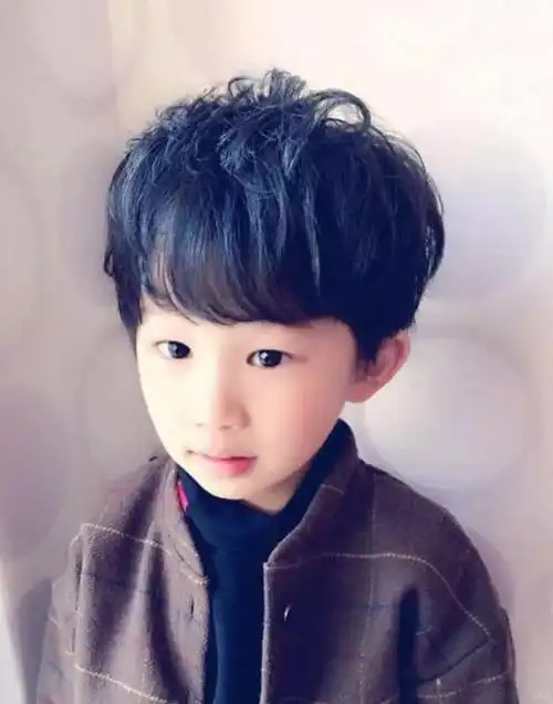 无论大人还是小男孩立马变成霸道总裁,侧面还可以加入一条闪电以及案