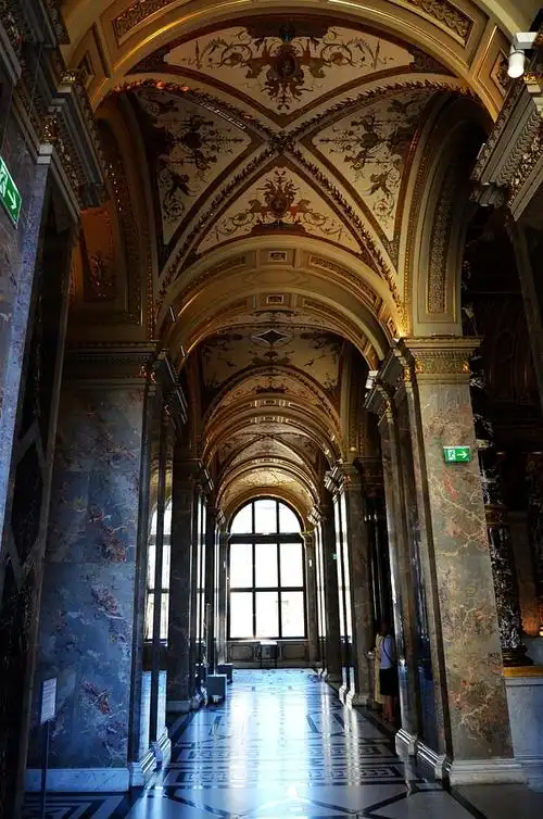 带着穹顶的走廊.