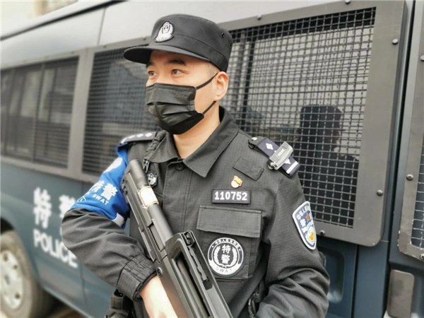 特警黄旭炜:战"疫"时刻显"警色" 一腔赤诚护民安-中国网