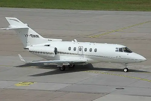 飞了20个小时后,就要保养维修,费私人飞机是有不同品种的: 螺旋桨