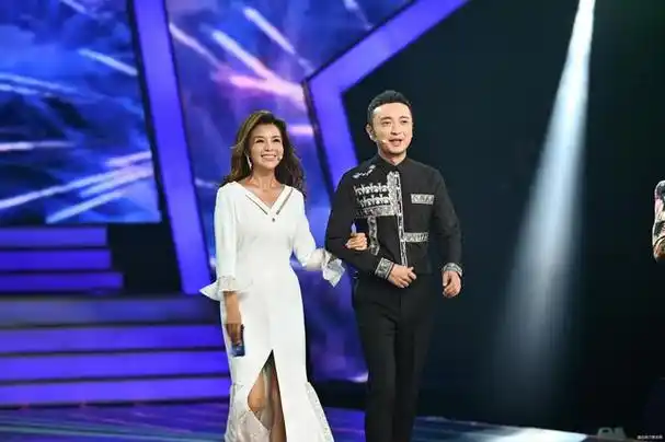 近期,《星光大道》的主持人出现了调整,尼格买提首次缺席了节目的录制