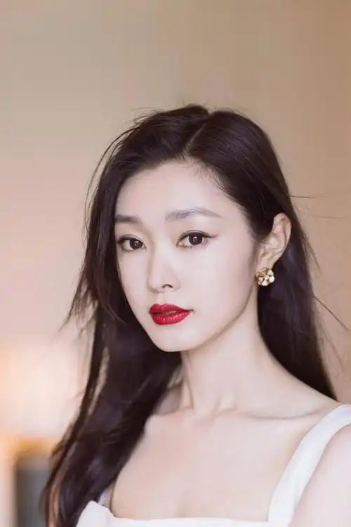 好清新!宋轶身穿白色吊带纱裙 大秀美背超迷人