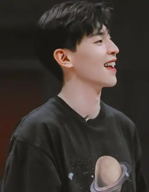 被男明星笑容治愈的瞬间:肖战任嘉伦太温暖,看到成毅赏心悦目