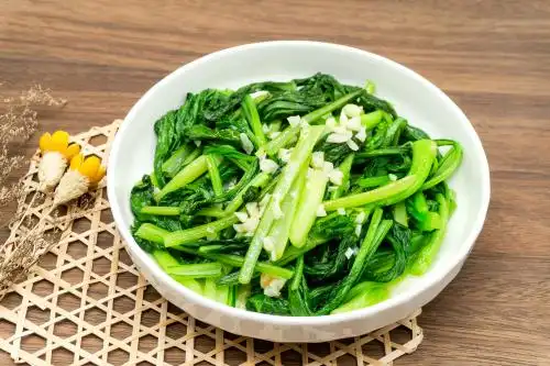 木桌背景一盘炒青菜蒜蓉炒菜心