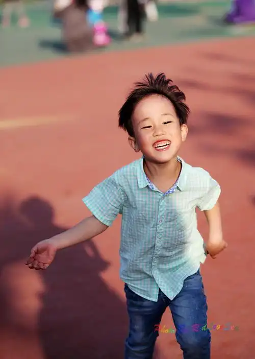 抓拍孩子最单纯的笑容