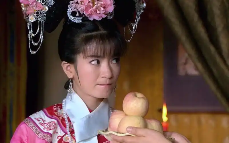 新还珠格格容嬷嬷教导小燕子礼仪小燕子在祭酒时泼了容嬷嬷一脸