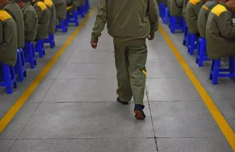 在广东省未成年犯管教所内,即将回家探亲的服刑人员刘某行走在习艺区.