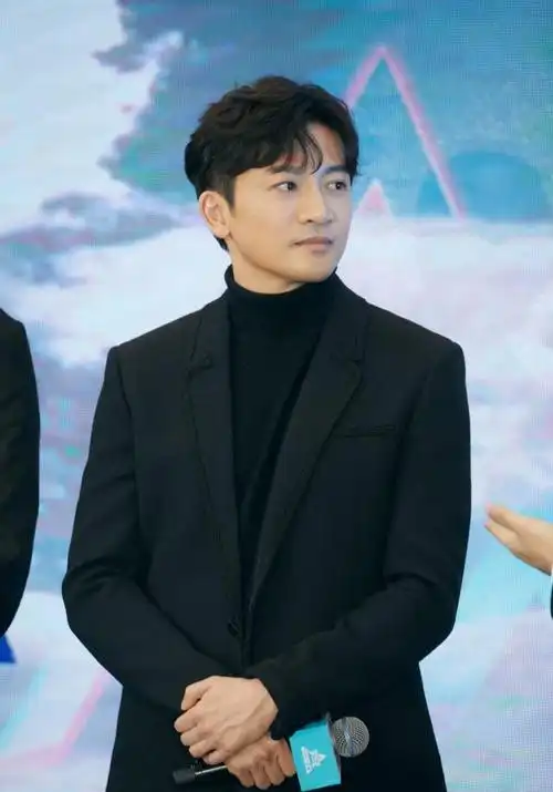 苏有朋这款新发型太有型,大叔变回乖乖虎,依旧阳光帅气!