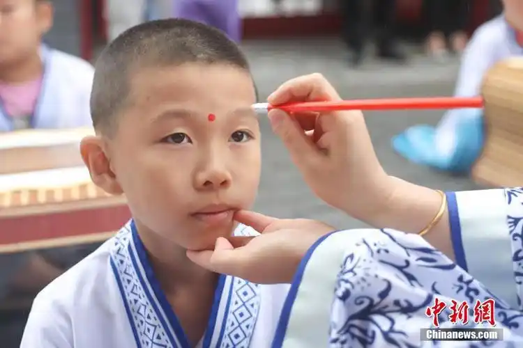 太原:儿童点朱砂"开笔破蒙"
