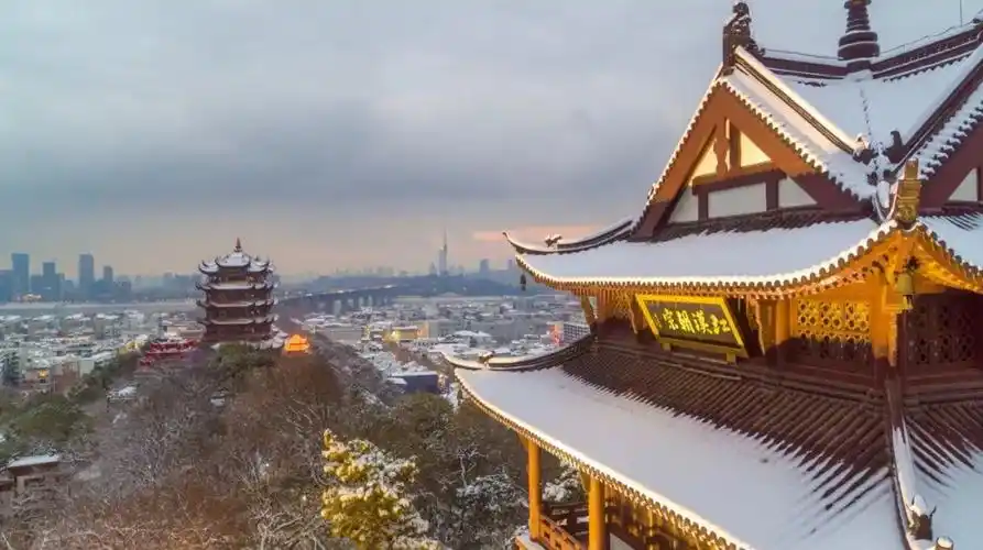 2018年12月30日,湖北武汉普降大雪.雪夜的黄鹤楼被灯光点缀,分外靓丽.