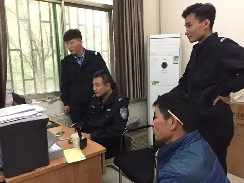 老队员带领新队员在给犯罪嫌疑人做笔录