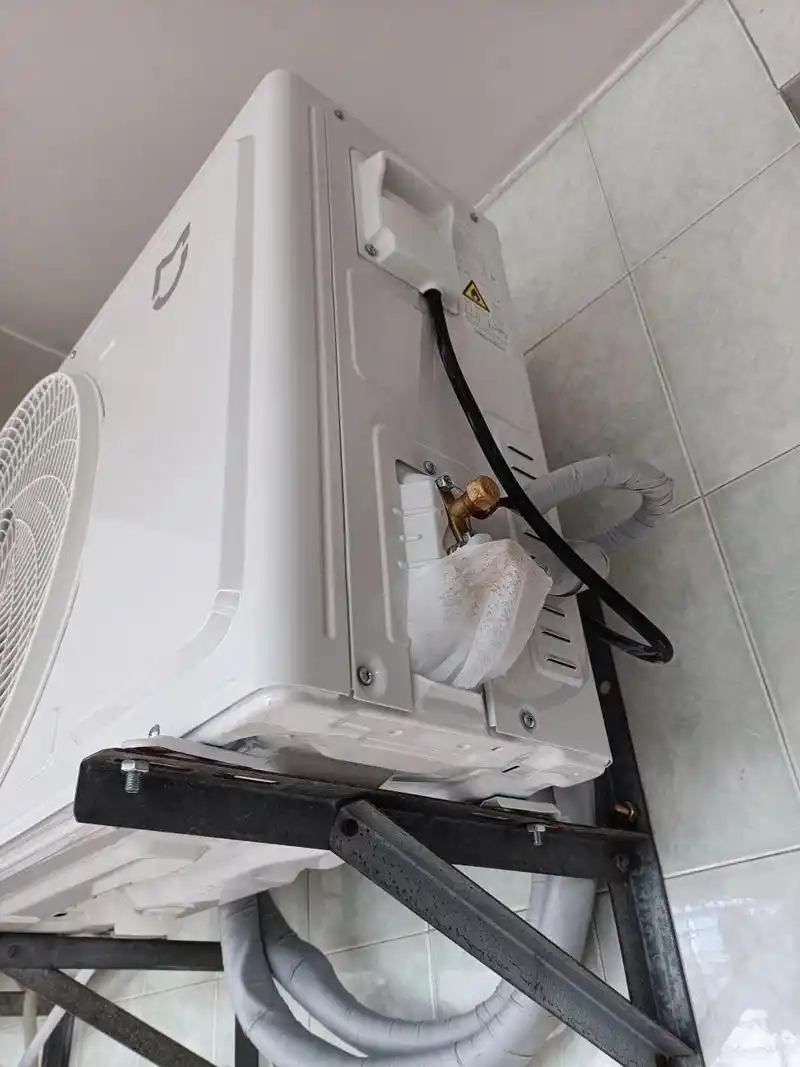 解决空调外机接口冷凝滴水问题 只要思想不滑坡,办法总比困难多.