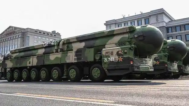 火箭军导弹发射车真正的路权霸主