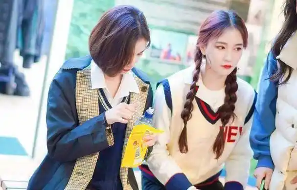 许佳琪吴哲晗发糖,两个漂亮妹妹同框的画面好甜_舞台_cp_表情