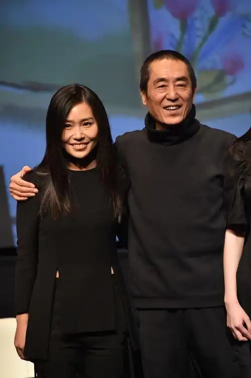 张末参加成龙国际电影周与外籍老公甜蜜合影秀恩爱