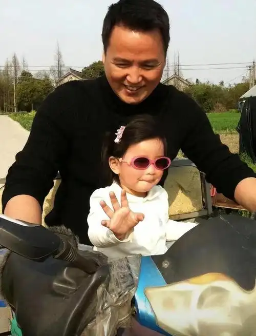 张庭女儿女大十八变定居新加坡读贵族学校被指吃人血馒头