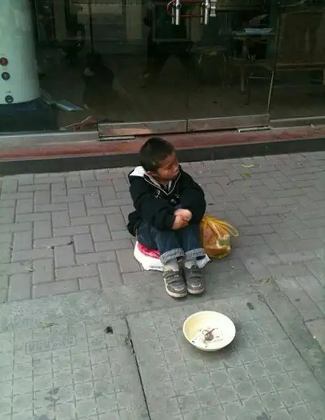 路边的乞讨
