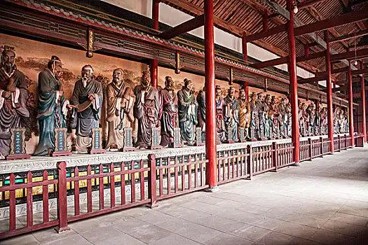 四川省乐山市犍为县犍为文庙大成殿两侧的东庑,西庑内塑有孔子74先贤