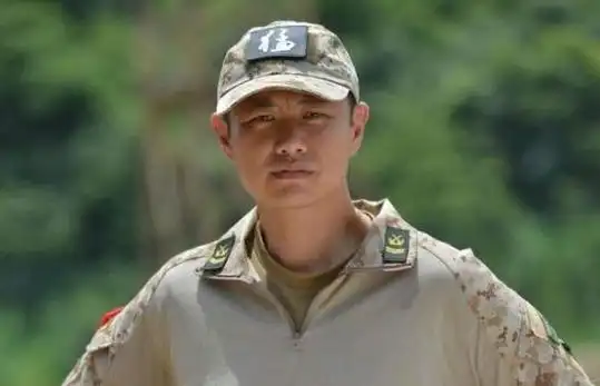 还记得《利刃出鞘》中的李二牛吗?剧中像个憨憨,真实身份高攀不起