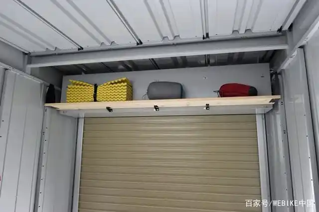 利用车库上方的死角空间来存放头盔的头盔架,也可以将手套放在架子上