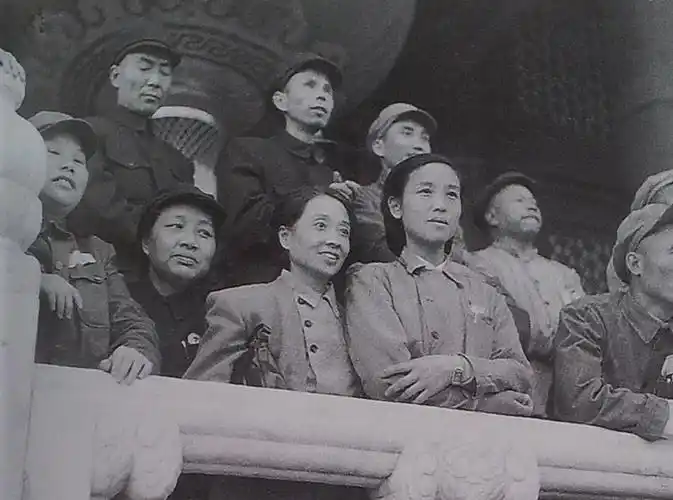 1949年10月1日开国大典,陆璀等在天安门城楼上参加观礼.